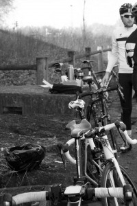 Avant le départ de la sortie, café pour les cyclistes