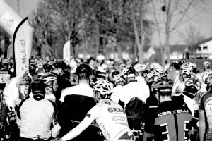 Peloton concentré, départ de la cyclosportive la Bisou 2016