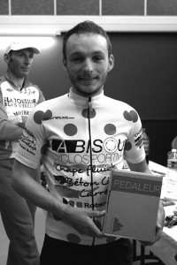 Remise de la box Pédaleur au vainqueur de la course à vélo la Bisou 2016