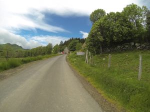 Traversée de village de montagne en vélo