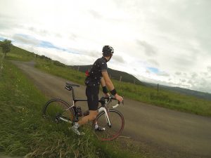 Vue sur le Cézallier depuis le sommet du col de la Pierre Plantée grimpé en vélo
