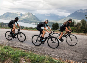 Groupe de cyclistes à vélo
