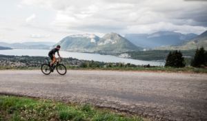 Cycliste col de Leschaux Annecy