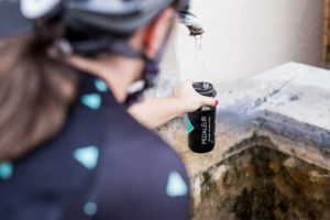 Cycliste remplie son bidon