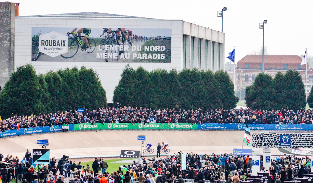 Arrivée de Paris Roubaix 2019 au coeur du vélodrome