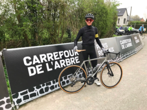 L'équipe Pédaleur à l'entrée du Carrefour de l'Arbre