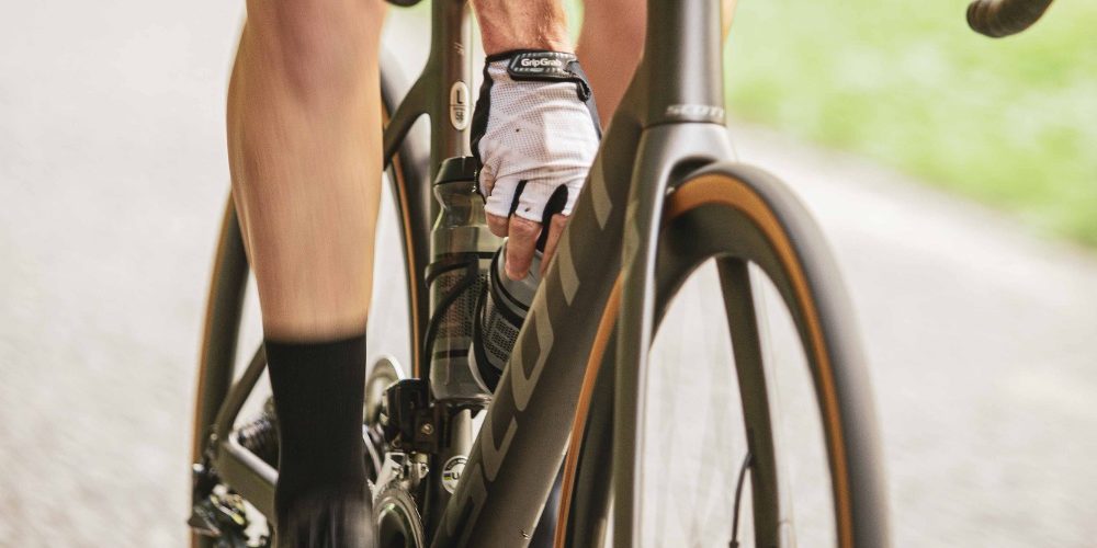 Remplir ses bidons d'eau quand on est cycliste