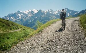 Cycliste sur parcours gravel