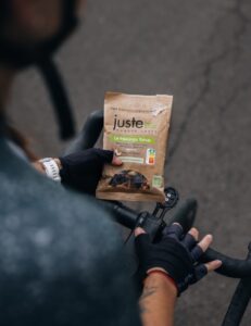 Fruits secs JusteBIO inclus dans la box cycliste Pédaleur