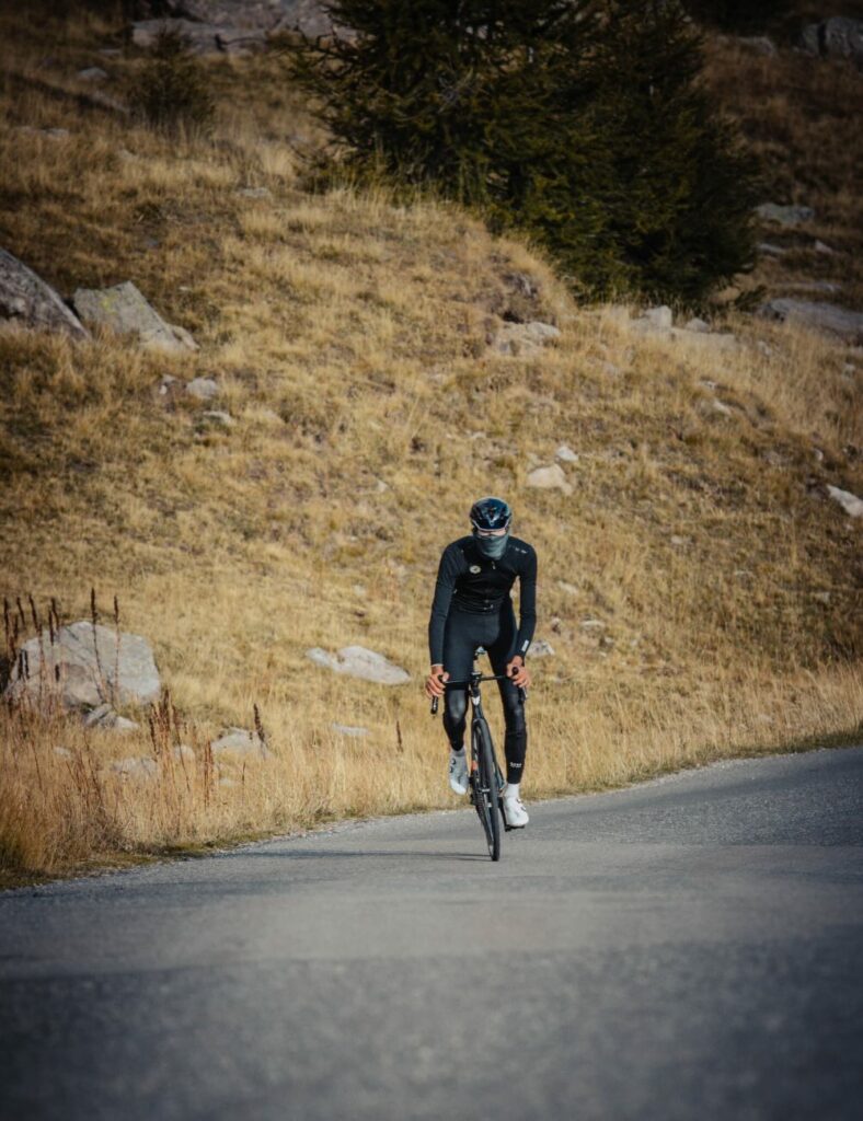 coureur cycliste dans col alpin