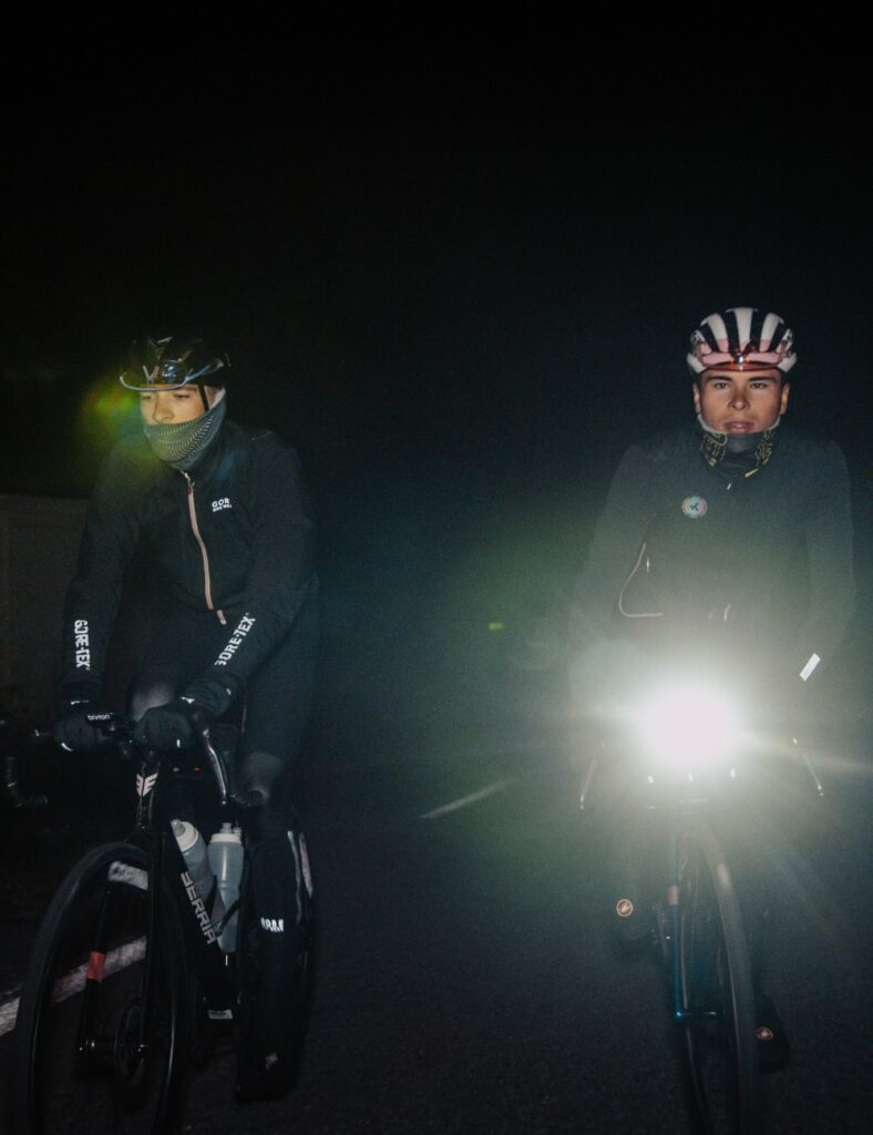 Défi cycliste dans les Alpes