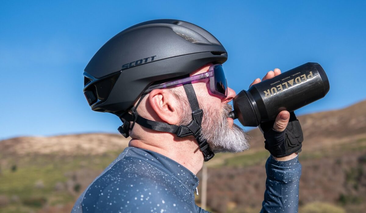 Cycliste avec bidon et boisson d'effort
