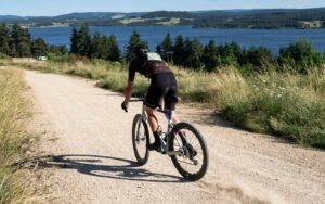 vélo gravel sur une piste au bord du lac