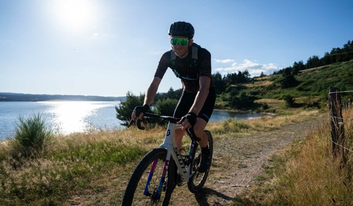 vélo gravel sur une piste au bord du lac