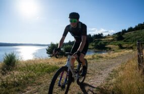 vélo gravel sur une piste au bord du lac