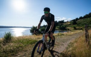 vélo gravel sur une piste au bord du lac