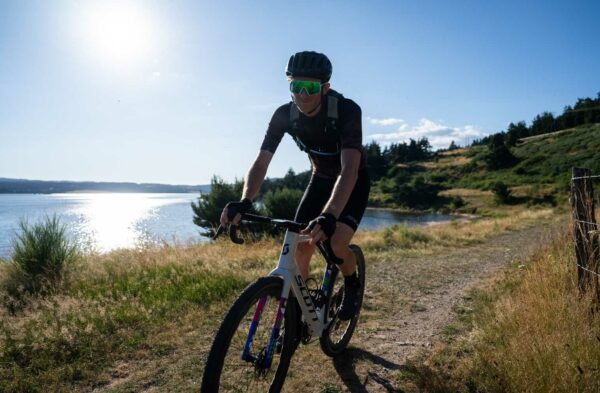 vélo gravel sur une piste au bord du lac