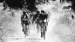 cyclistes qui montent une piste en gravel