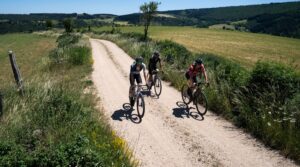 belle piste gravel au milieu de la nature