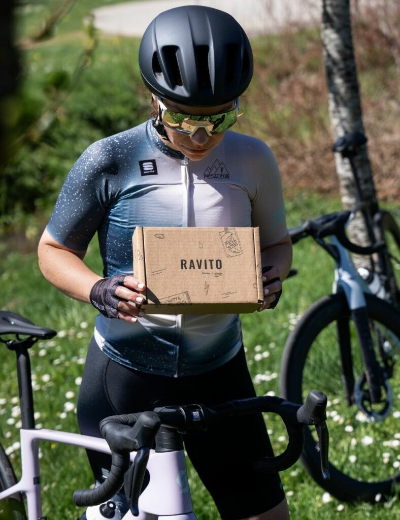 Cycliste en train de découvrir la Box RAVITO Pédaleur x Athletes running club