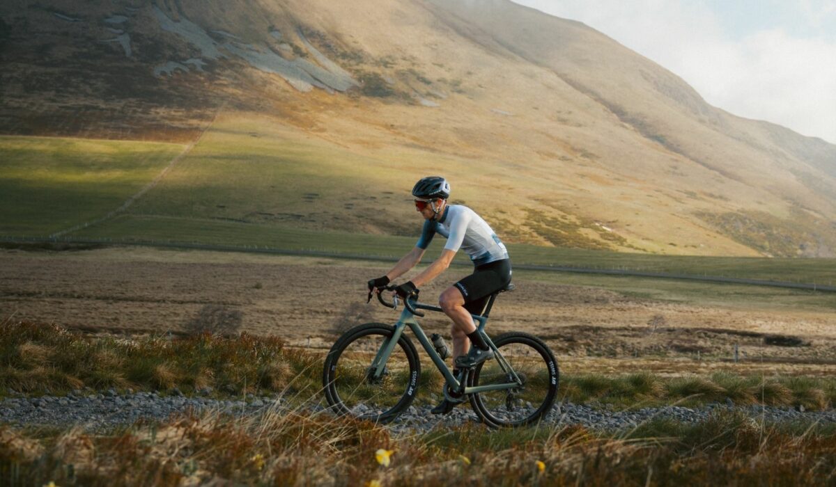 Cycliste qui part sur une sortie gravel un week-end de trois jours en mai