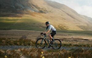Cycliste qui part sur une sortie gravel un week-end de trois jours en mai