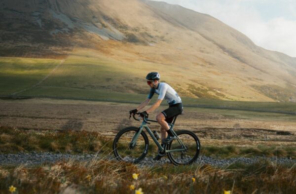Cycliste qui part sur une sortie gravel un week-end de trois jours en mai