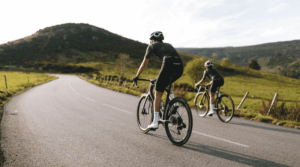 Cyclistes qui grimpent le Col de la Croix Morand dans le Sancy en Auvergne