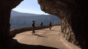 Trois cyclistes qui montent le massif du Vercors en vélo de route
