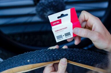 Réparation d'un pneu en tubeless grâce à des mèches en pleine sortie