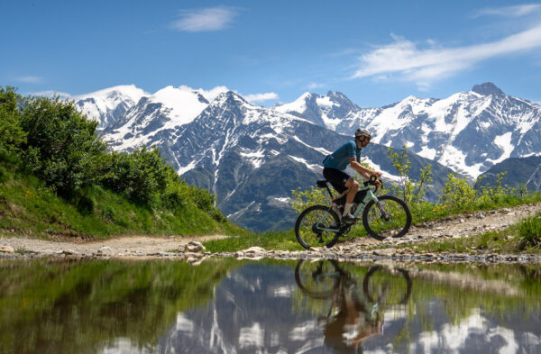 gravel avec le mont blanc en arrière plan