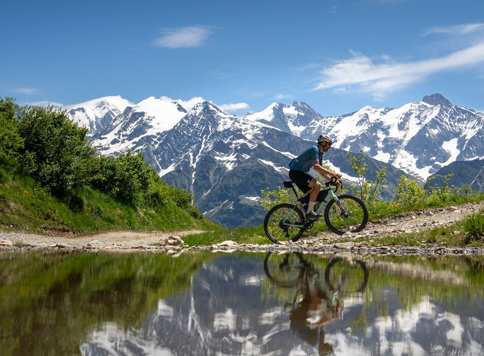 gravel avec le mont blanc en arrière plan