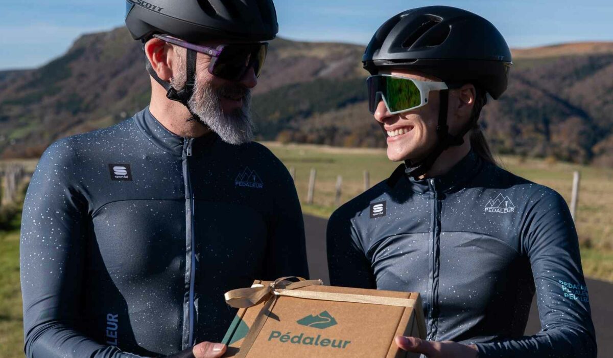 fille qui offre une box cycliste Pédaleur à son papa pour la Fête des pères