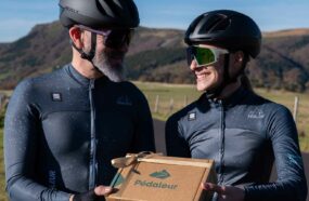 fille qui offre une box cycliste Pédaleur à son papa pour la Fête des pères