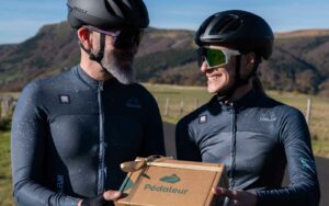 fille qui offre une box cycliste Pédaleur à son papa pour la Fête des pères